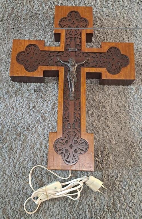Kerkkruis in hout met verlichting(58cm groot), Antiquités & Art, Art | Sculptures & Bois, Enlèvement ou Envoi