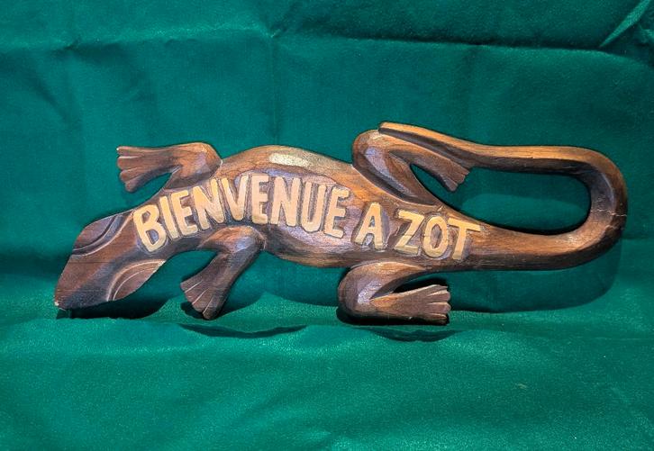 Panneau Bois Sculpté Lézard "Bienvenue à Zot", Antiquités & Art, Curiosités & Brocante, Enlèvement ou Envoi