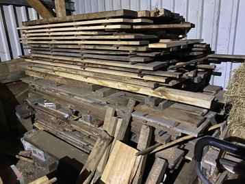 Grote stapel eiken hout planken  beschikbaar voor biedingen