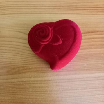 Ringdoosje (rood hartje) beschikbaar voor biedingen