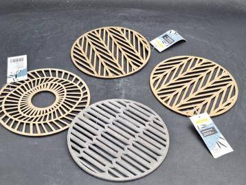 4 houten potten onderzetters, nieuwstaat beschikbaar voor biedingen