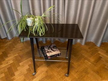Vintage bijzettafeltje / tv meubel beschikbaar voor biedingen