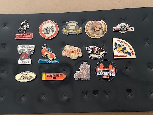 Lot van 14 pins Vlastreffen (motortreffen) Kortrijk, Verzamelen, Speldjes, Pins en Buttons, Ophalen of Verzenden