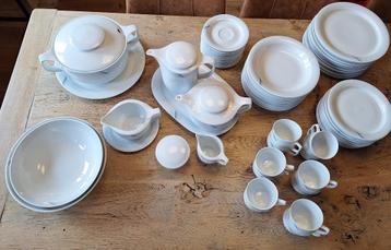 Complete porseleinen dinerset (12 pers.) beschikbaar voor biedingen