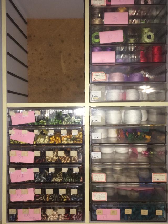Kasten met wol, perlé en haakgarens, Anchor zesdraad -50%, Hobby en Vrije tijd, Borduren en Borduurmachines, Nieuw, Borduurgaren of Zijde