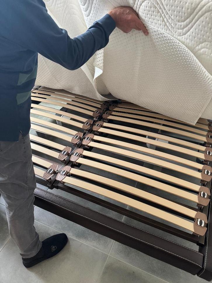 latex bedbodem electr.2x0,80br.'1,60M.BRX2M+nachttafeltjes, Huis en Inrichting, Slaapkamer | Matrassen en Bedbodems, Bedbodem