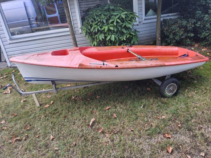 Zeibootje 3,5 m op aluminum strandtrailer, Watersport en Boten, Open zeilboten, Gebruikt, Laser, 3 tot 6 meter, Polyester, Geen motor