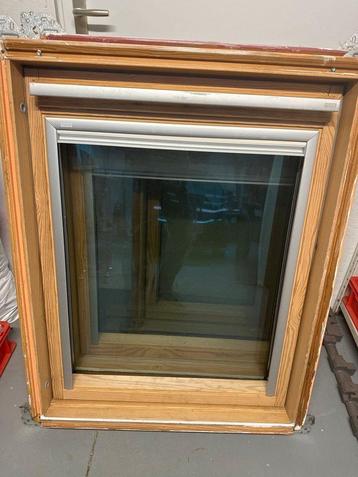 velux 78x98 (posé 6 mois) + raccord + store + option pose beschikbaar voor biedingen