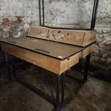 Oude schoolbanken beschikbaar voor biedingen