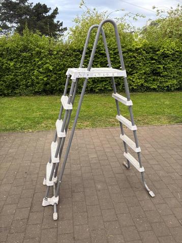 Zwembadtrap beschikbaar voor biedingen