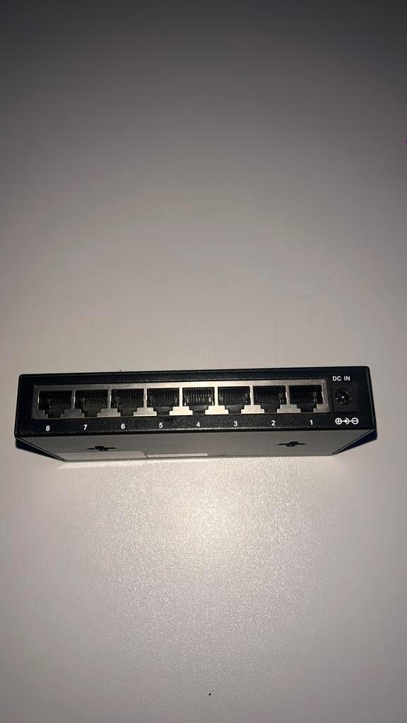 8 Ethernet (RJ45) poorten., Computers en Software, Netwerk switches, Nieuw, Ophalen of Verzenden