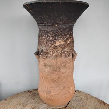 Grote rituele pot van Nupe terracotta. beschikbaar voor biedingen