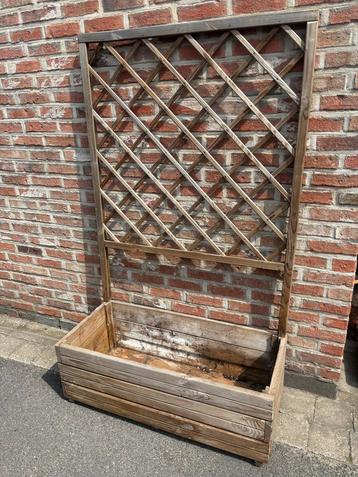 Houten plantenbak beschikbaar voor biedingen