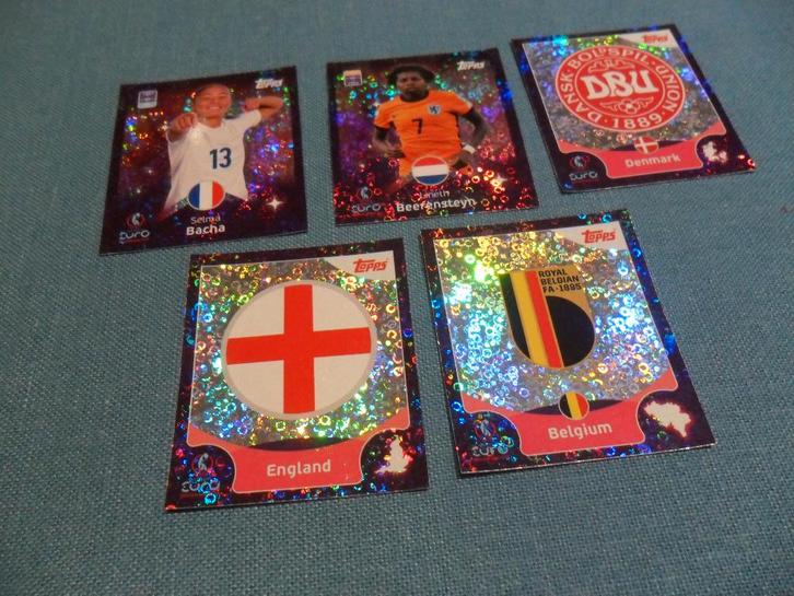 5 paarse topps Euro 2025 damesstickers., Verzamelen, Sportartikelen en Voetbal, Nieuw, Poster, Plaatje of Sticker, Ophalen of Verzenden