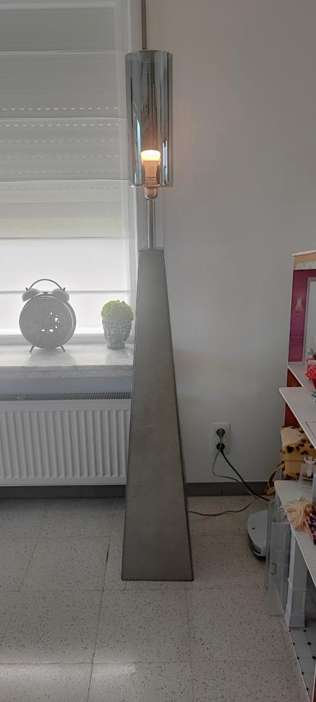 Bonydesign moderne vloerlamp piramide vorm met glazen kap, Huis en Inrichting, Lampen | Vloerlampen, Zo goed als nieuw, Ophalen