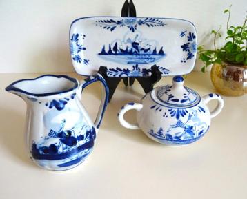 Delfts Blauw handpainted melk en suiker set op schoteltje beschikbaar voor biedingen