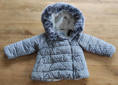 Grijze winterjas meisje - Okaïdi Obaïbi - maat 86, Kinderen en Baby's, Babykleding | Maat 86, Zo goed als nieuw, Meisje, Jasje