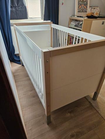 Kinderbedje + commode  beschikbaar voor biedingen