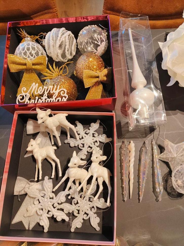 Kerstboom en witte en gouden kerstversiering, Diversen, Kerst, Ophalen