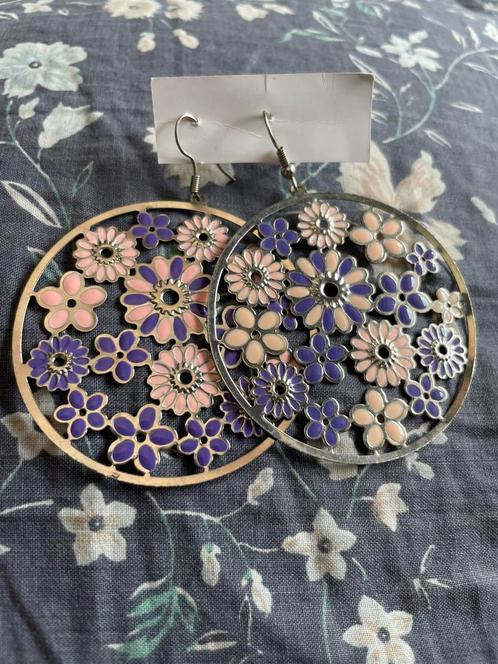 Ronde oorbellen, Handtassen en Accessoires, Oorbellen, Zo goed als nieuw, Hangers, Overige materialen, Paars, Ophalen of Verzenden