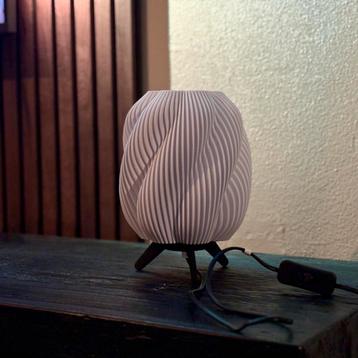Swirl shade lamp. beschikbaar voor biedingen
