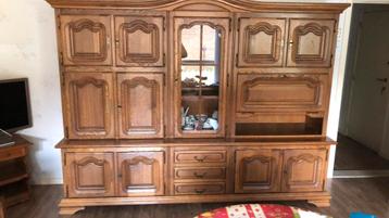 Eetkamertafel met 6 stoelen beschikbaar voor biedingen