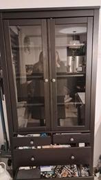Vitrine Hemmes, Huis en Inrichting, Kasten | Vitrinekasten, Ophalen, Zo goed als nieuw, Met deur(en)