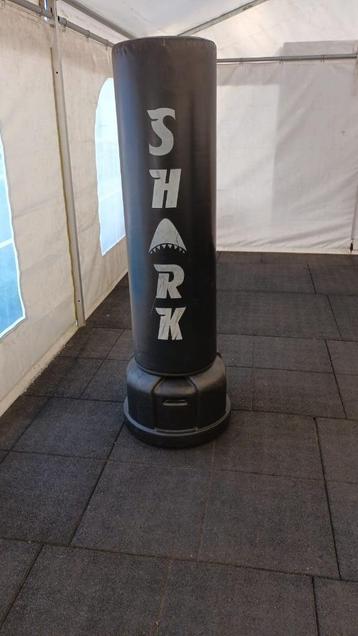 bokszak Shark (met voet) beschikbaar voor biedingen