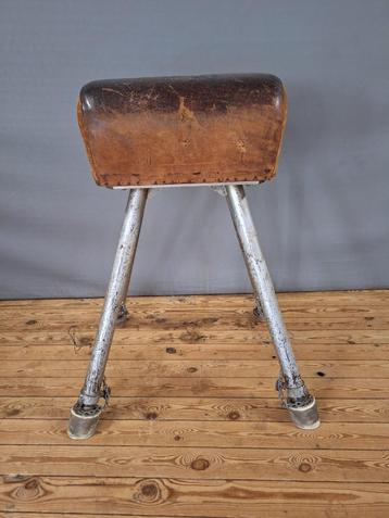 Vintage turnbok  beschikbaar voor biedingen