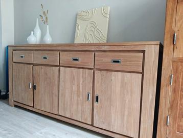 Teakhouten eetkamer (zonder stoelen) beschikbaar voor biedingen