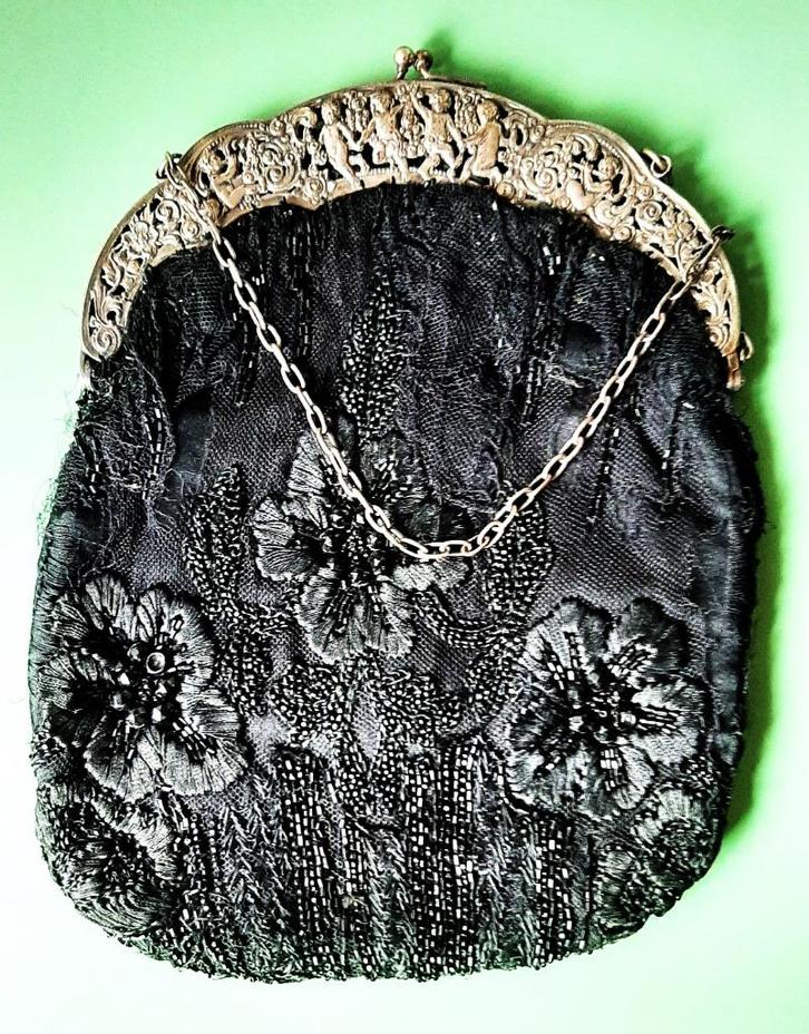 Te koop: Zeer oud Unieke dameshandtas  met zilveren sluiting, Antiek en Kunst, Antiek | Kleding en Textiel, Dames, Ophalen of Verzenden