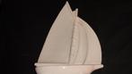 ART DECO BEELD ZEILBOOT WIT KERAMIEK CRAQUELÉ, Ophalen of Verzenden
