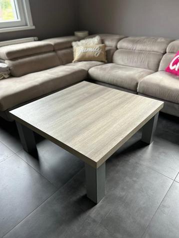 Hoogwaardige salontafel in de woonkamer  beschikbaar voor biedingen