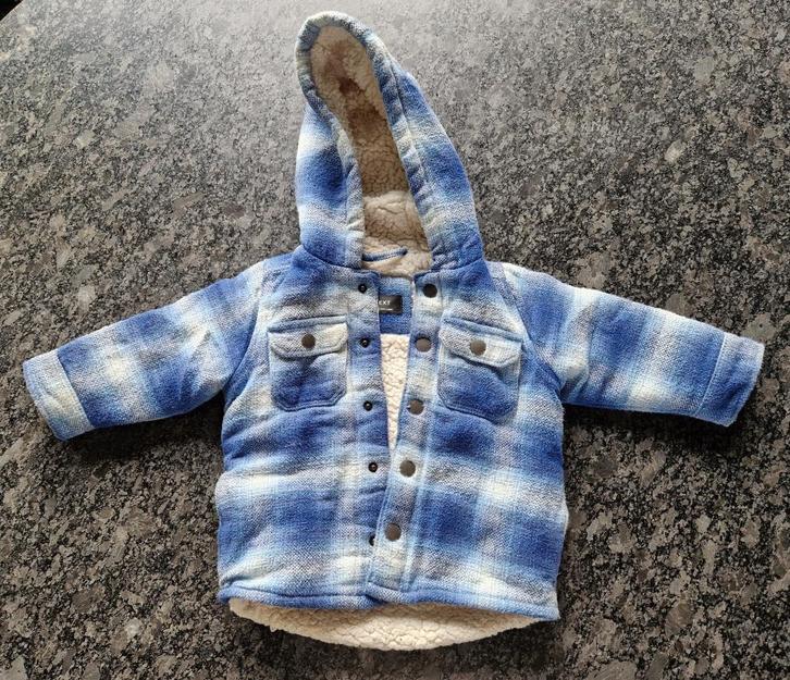 Next geruite jas met capuchon – maat 9-12 maanden, Kinderen en Baby's, Babykleding | Maat 74, Zo goed als nieuw, Jongetje, Jasje