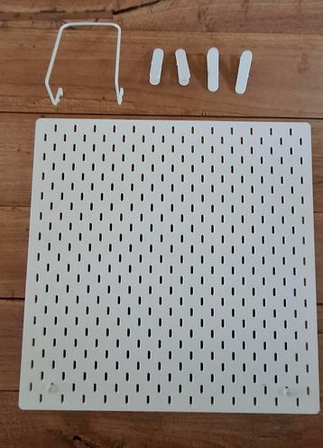 Wandrek met accessoires voor bureau, keuken of elders  beschikbaar voor biedingen
