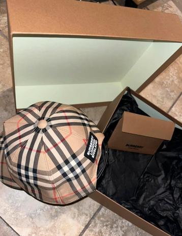 Nieuwe Burberry-pet beschikbaar voor biedingen