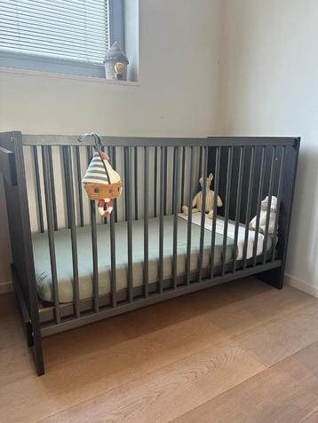 Babybed plus commode en toebehoren beschikbaar voor biedingen