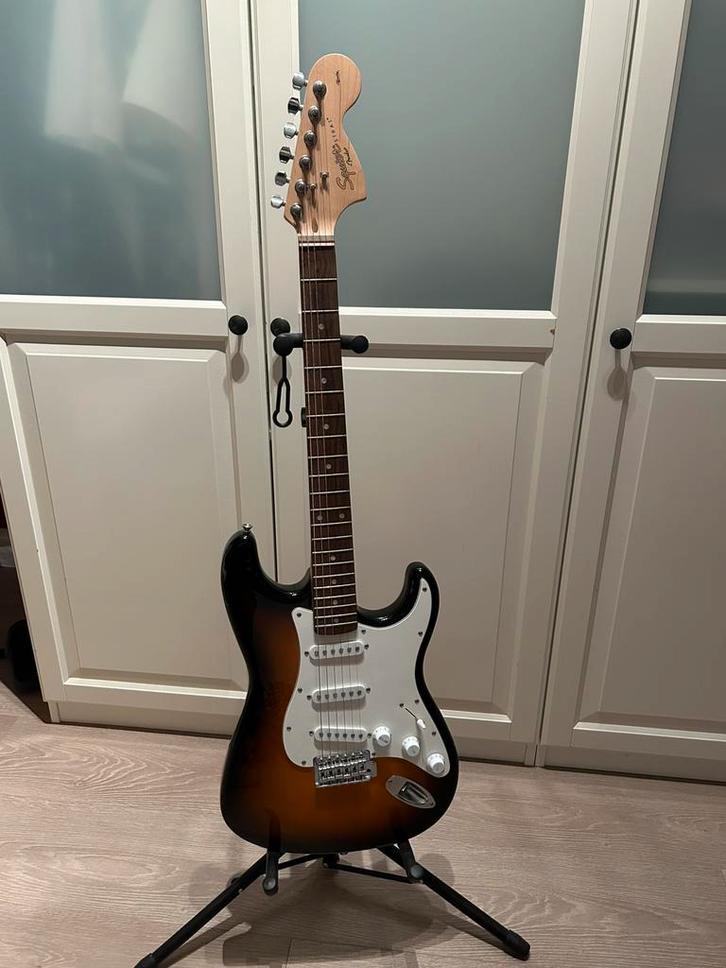 Gitaar squirestrat met versterker, kabels en zak, Muziek en Instrumenten, Snaarinstrumenten | Gitaren | Elektrisch, Zo goed als nieuw