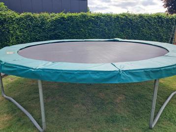 Grote trampoline- uitstekend onderhouden beschikbaar voor biedingen