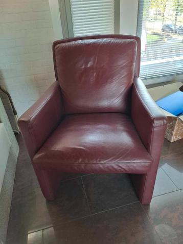  Fauteuil bordeaux à roulettes pour 1 personne  disponible aux enchères