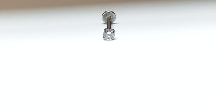 TITANIUM OORPIERCING MET SCHITTEREND ZIRCONIUM STEENTJE 4MM, Handtassen en Accessoires, Piercings, Gebruikt, Overige materialen