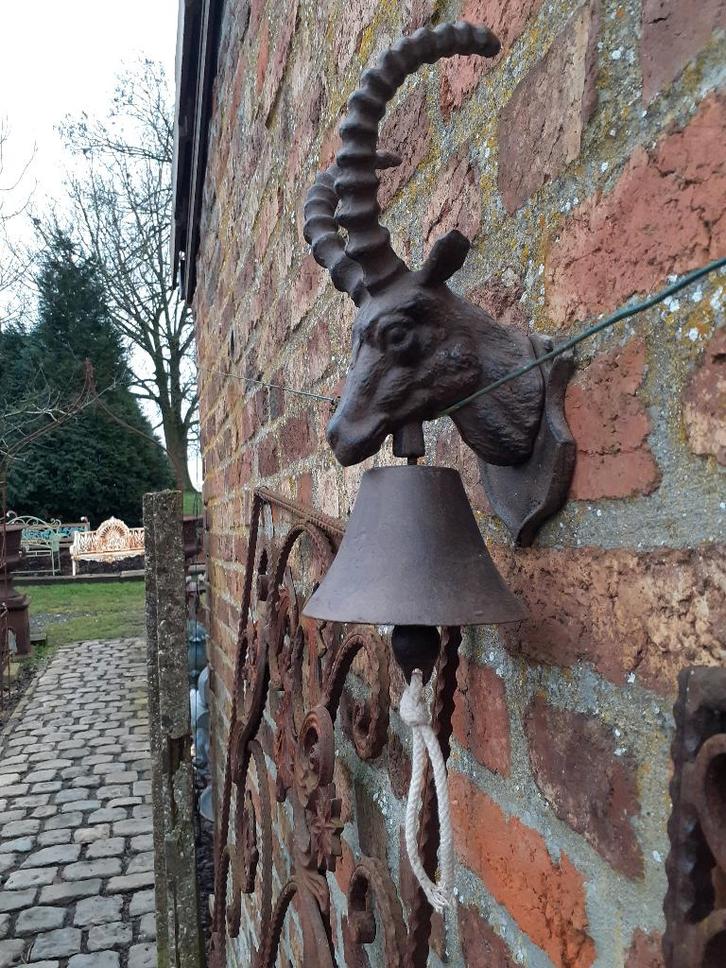 CLOCHE EN FONTE PATINEE A SUSPENDRE(tête de bouquetin), Jardin & Terrasse, Jardin & Terrasse Autre, Neuf, Enlèvement ou Envoi