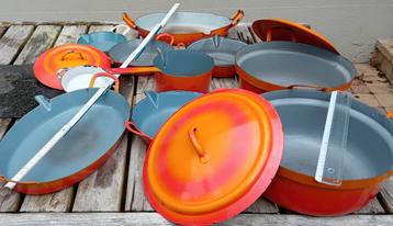 10 vintage geëmailleerde gietijzeren braadschotels beschikbaar voor biedingen