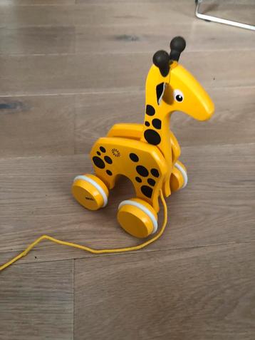 2 jouets à tirer à roulettes - girafe en bois et lion 