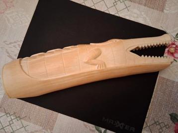 Oude krokodil  beschikbaar voor biedingen