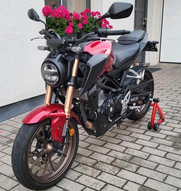 Honda CB125R Rood 2023 met slechts 6000km in nieuwstaat! beschikbaar voor biedingen