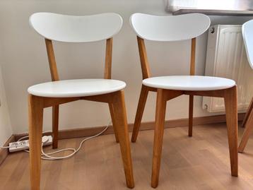 2 eetkamer stoelen beschikbaar voor biedingen