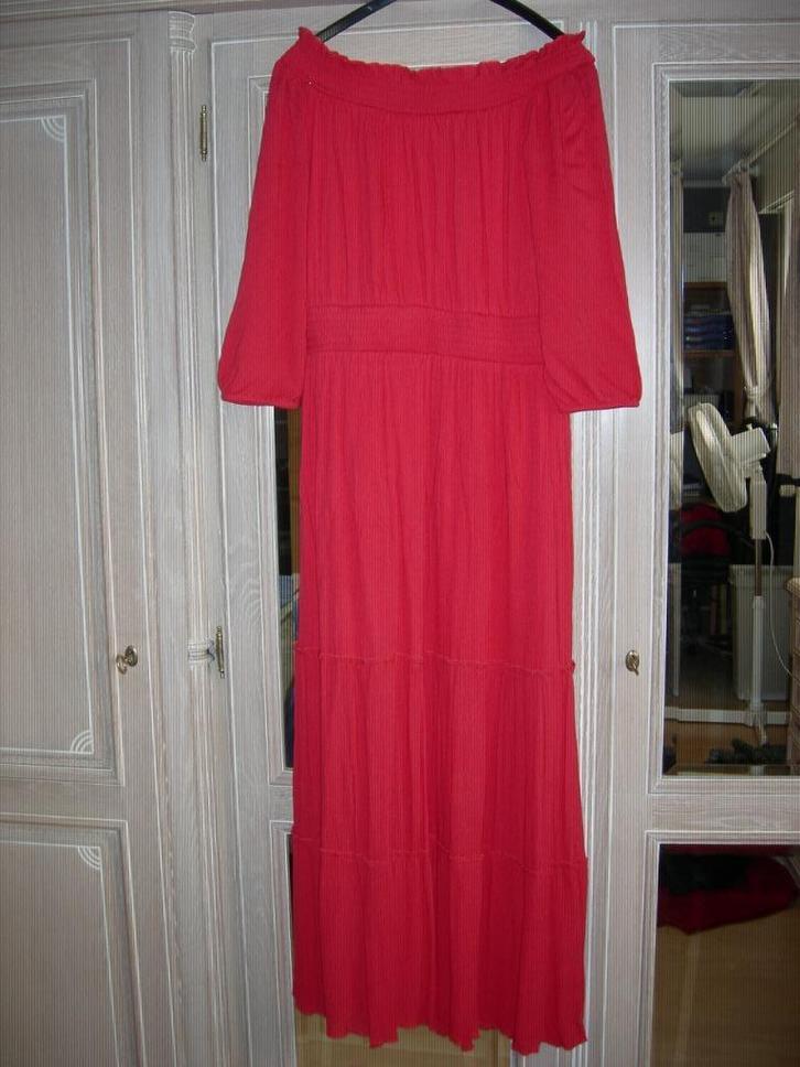Lang Rood Kleed / Blote schouders, Kleding | Dames, Jurken, Zo goed als nieuw, Rood, Onder de knie, Ophalen of Verzenden