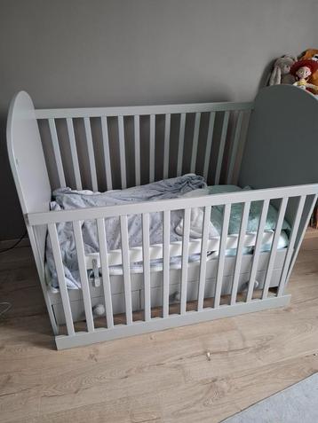 Lit bébé évolutif IKEA GONATT avec matelas et barrière, Enfants & Bébés, Enlèvement, Comme neuf, Lit