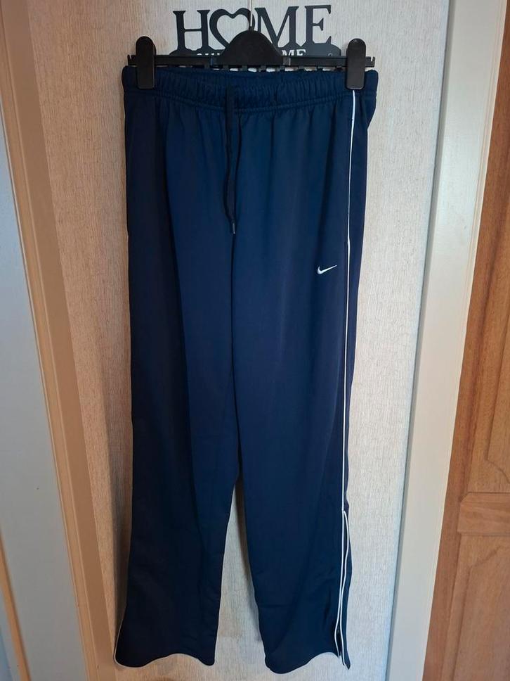 Pantalon de survêtement Nike vintage bleu marine — Taille L, Vêtements | Hommes, Vêtements de sport, Comme neuf, Général, Taille 52/54 (L)